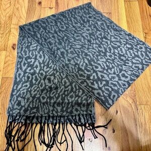 Cejon Leopard Print Gray Scarf with Fringe Made in Italy